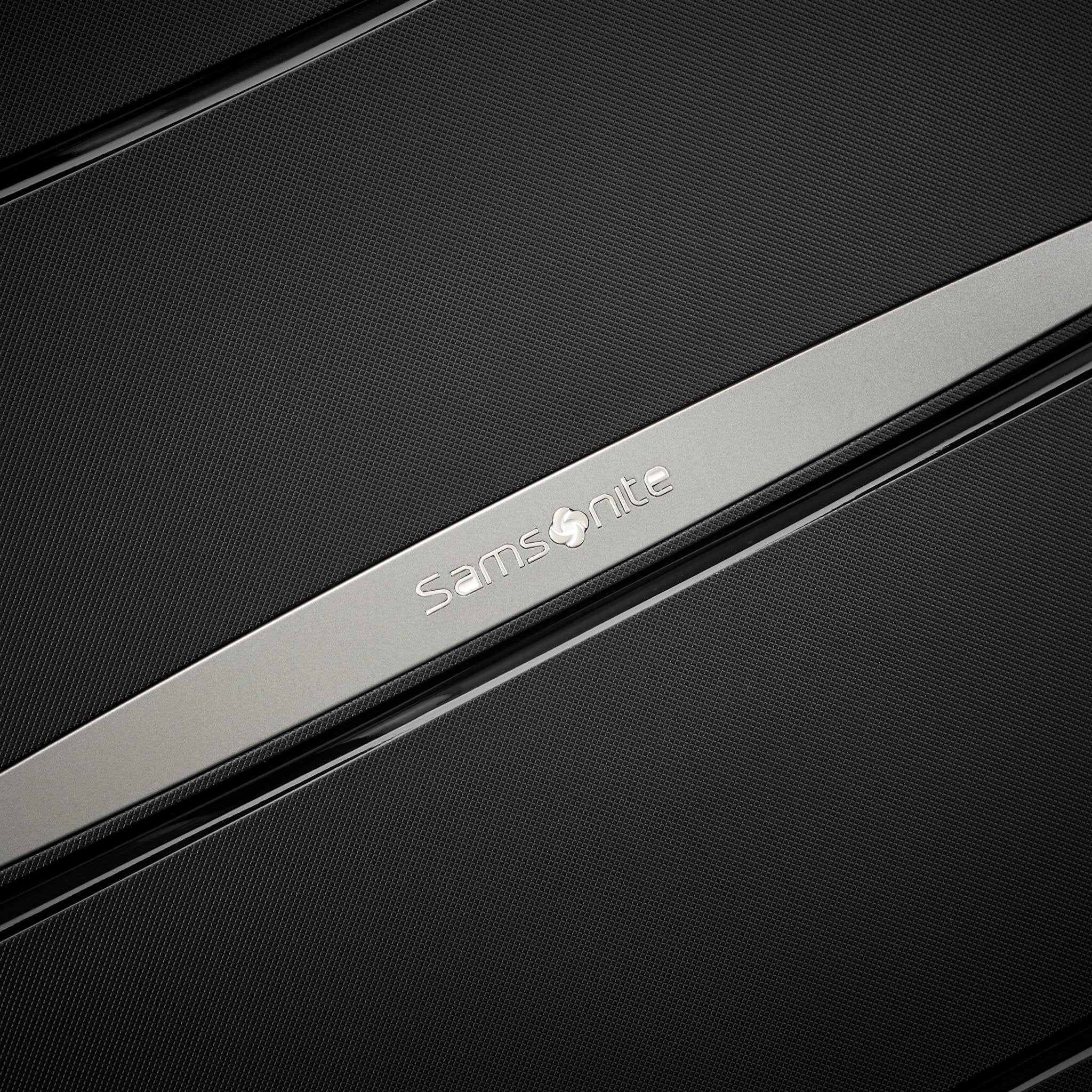 Maleta de mano Outline Pro 22 x 14 x 9 con ruedas de 20"