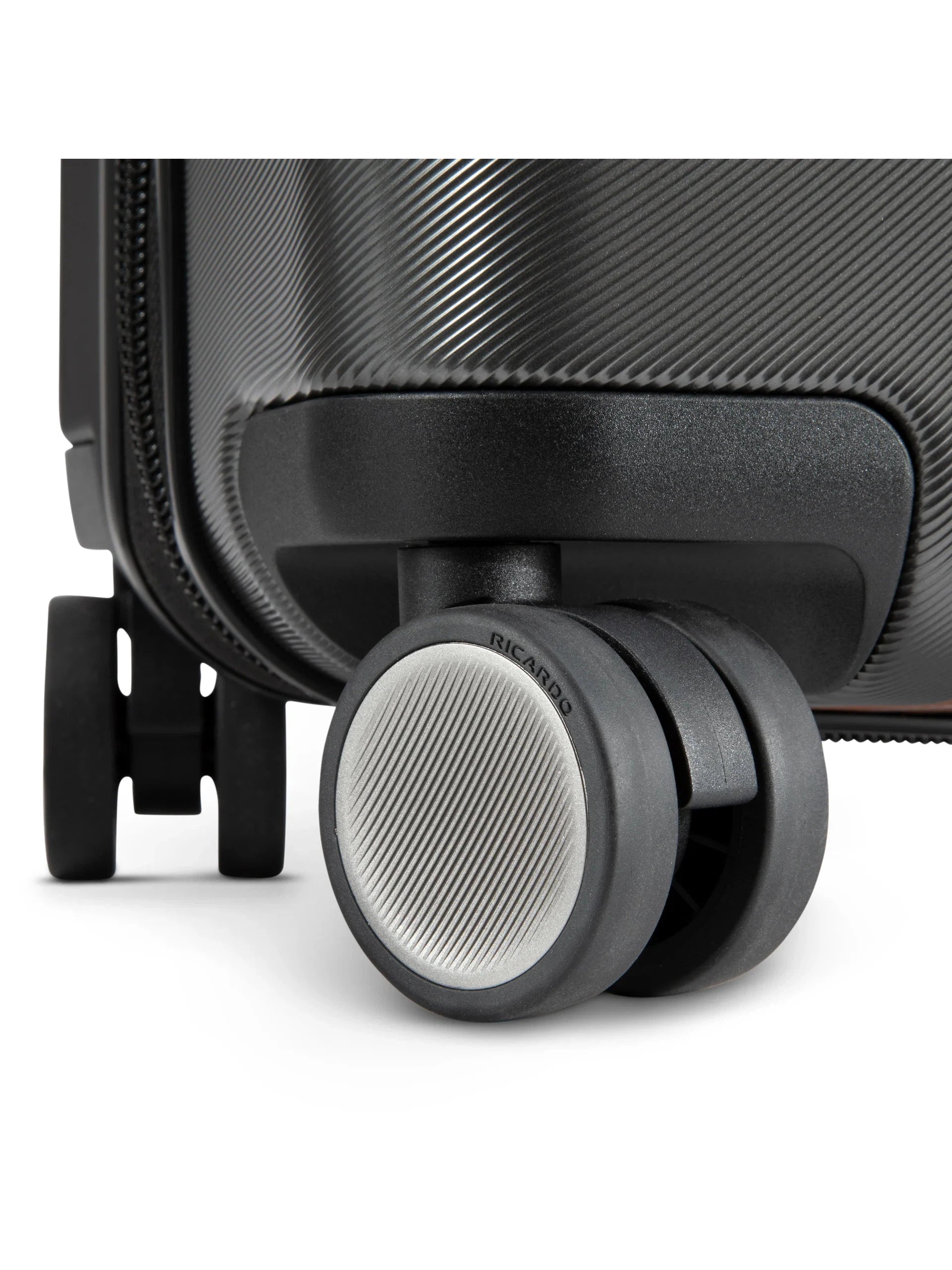 Ricardo Beverly Hills Montecito 2.0 Hardside Spinner  Medium 26"