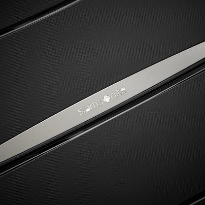 Maleta de mano Outline Pro 22 x 14 x 9 con ruedas de 20"