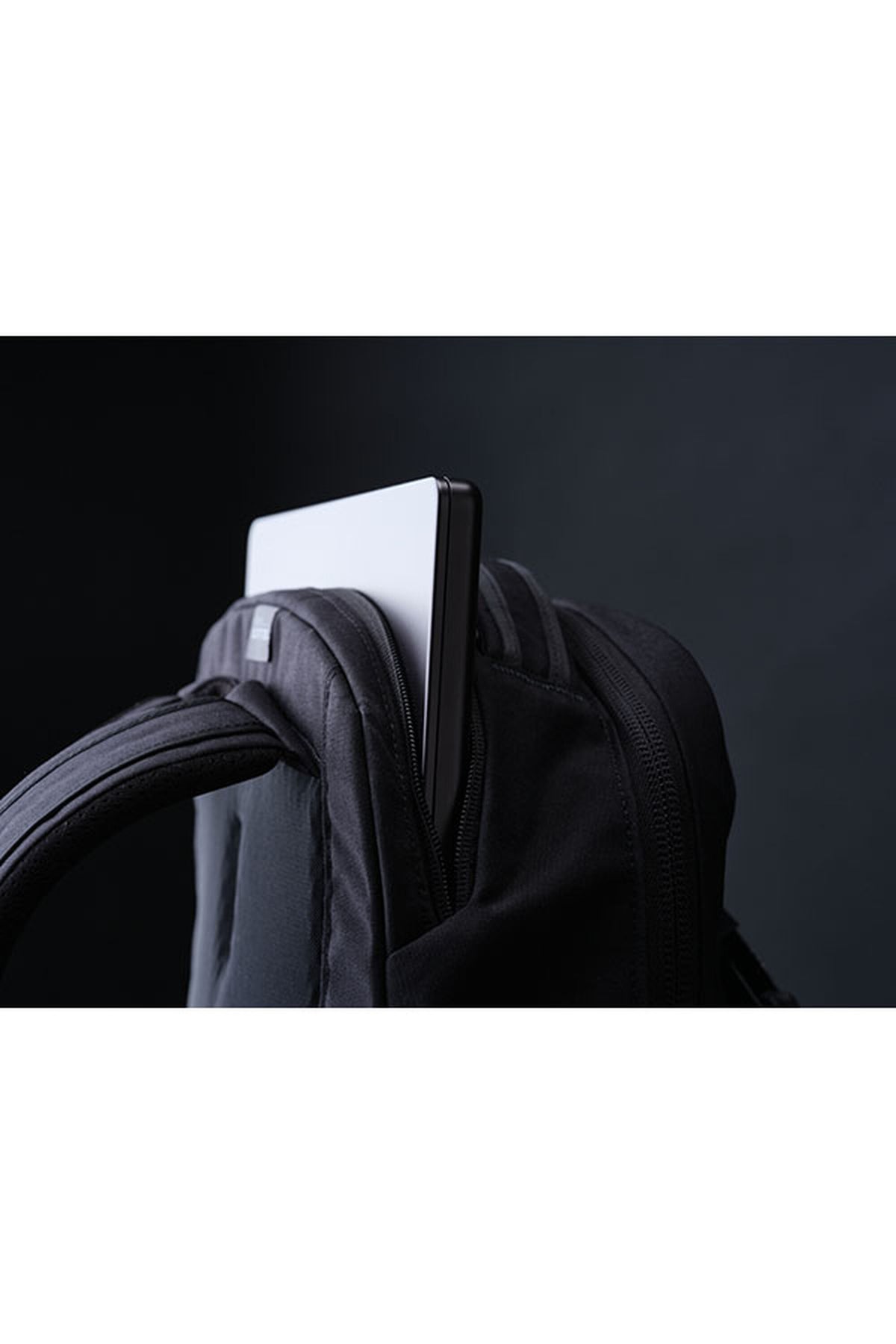 Gregory Outset 22L Moonlight Navy DETAIL laptop sleeve