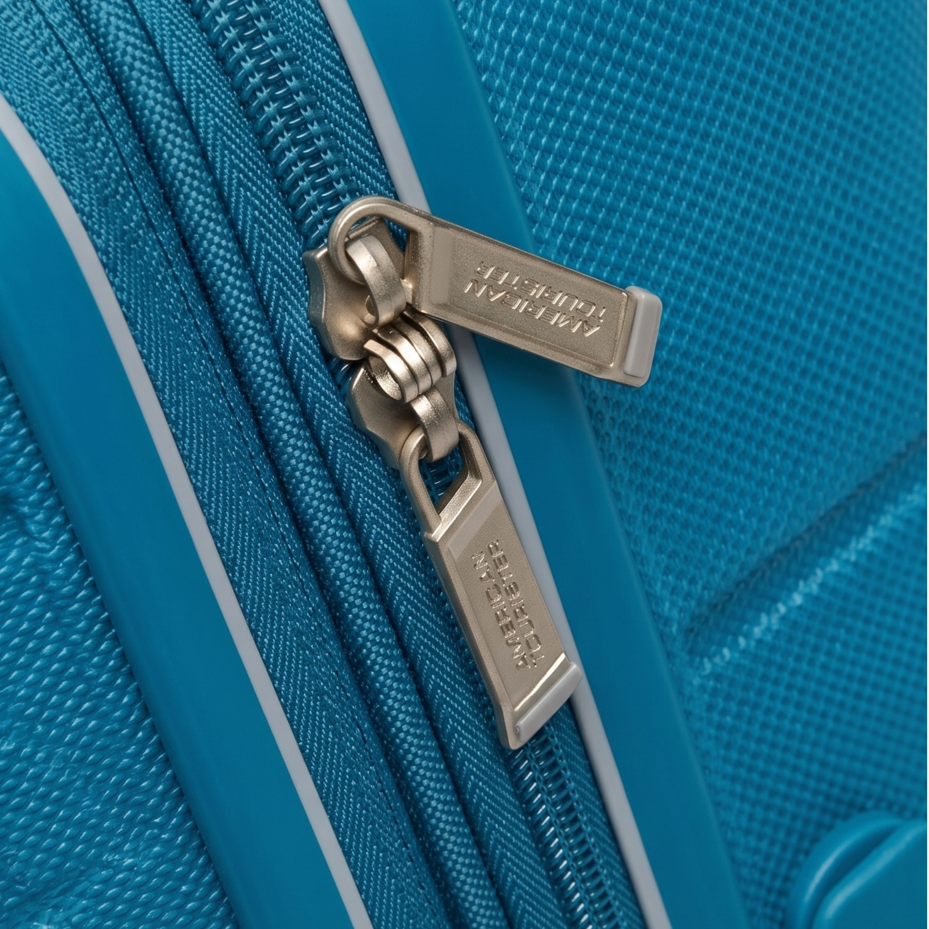 American Tourister Stratum 2.0 Hardside Medium Spinner 24"