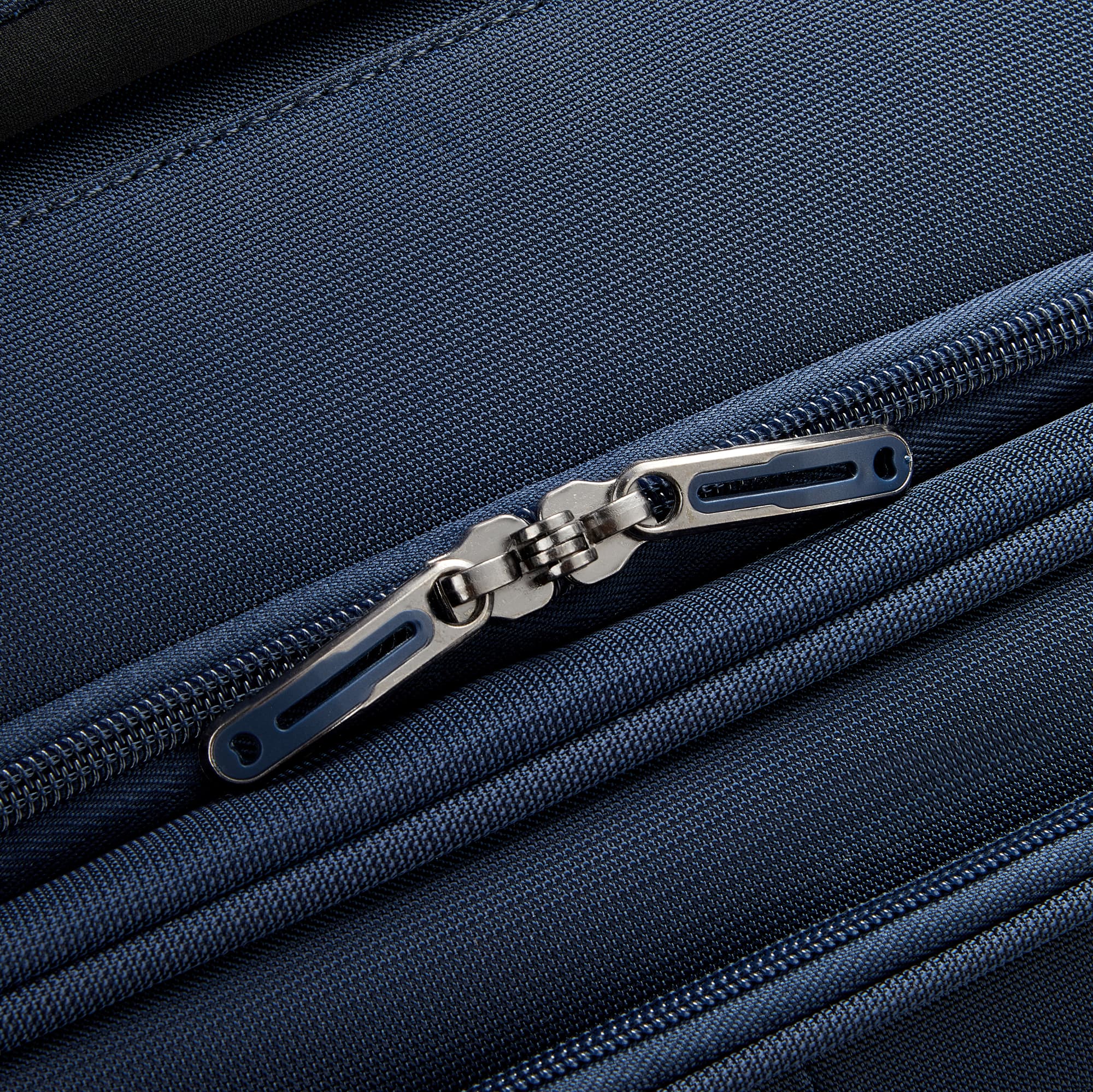 Maleta de mano expandible con ruedas giratorias Helium DLX de 21"