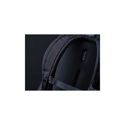 Gregory Outset 22L Onyx Black DETAIL back panel
